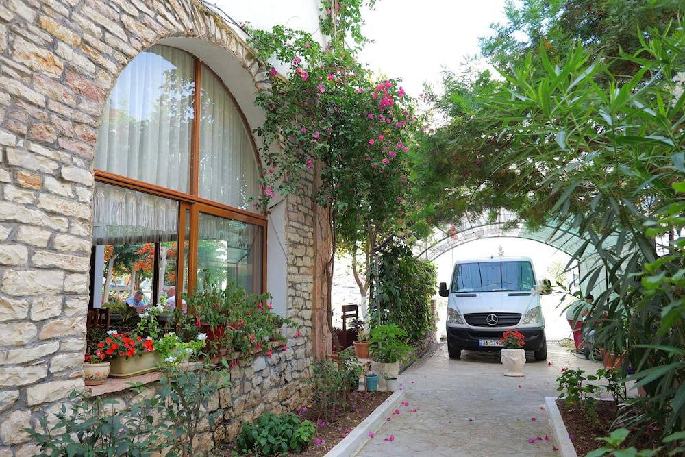 Rixhi 3* Sarandë