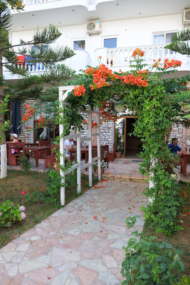 Rixhi Hotel 3*